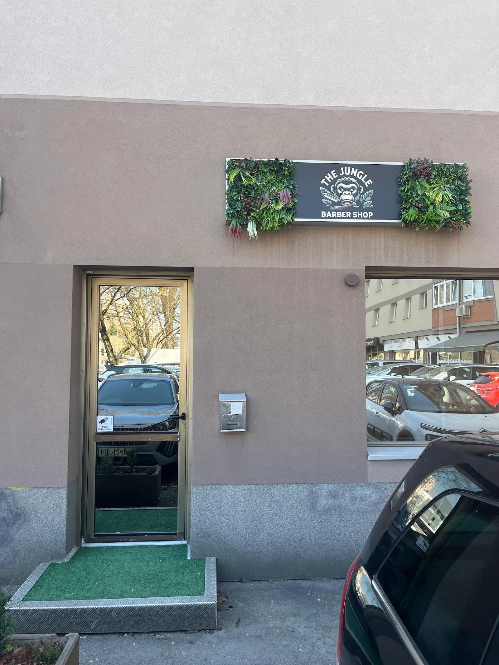 The Jungle Barber Shop - fotografija 1