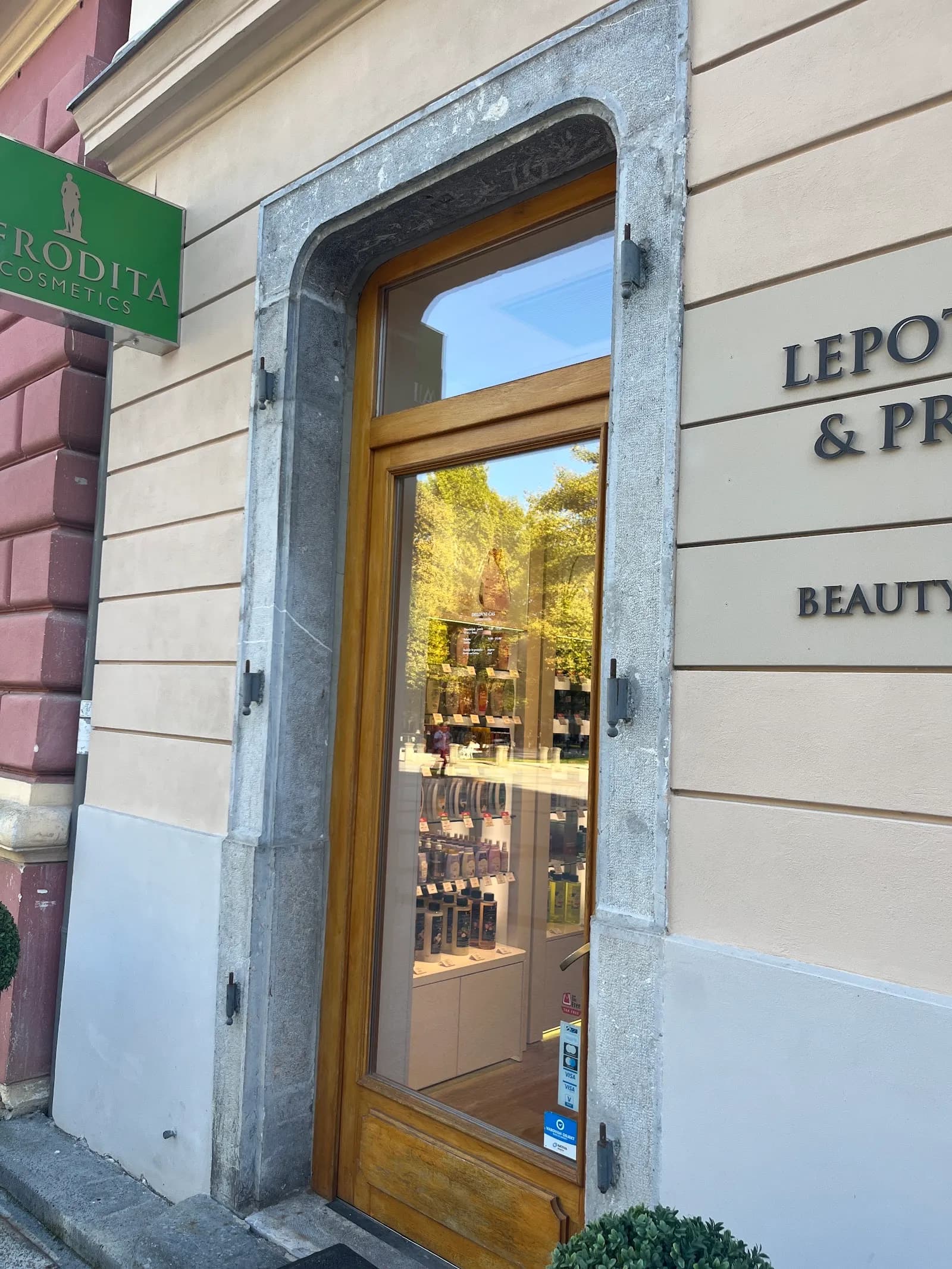 Afrodita cosmetics Beauty center & shop - fotografija 1