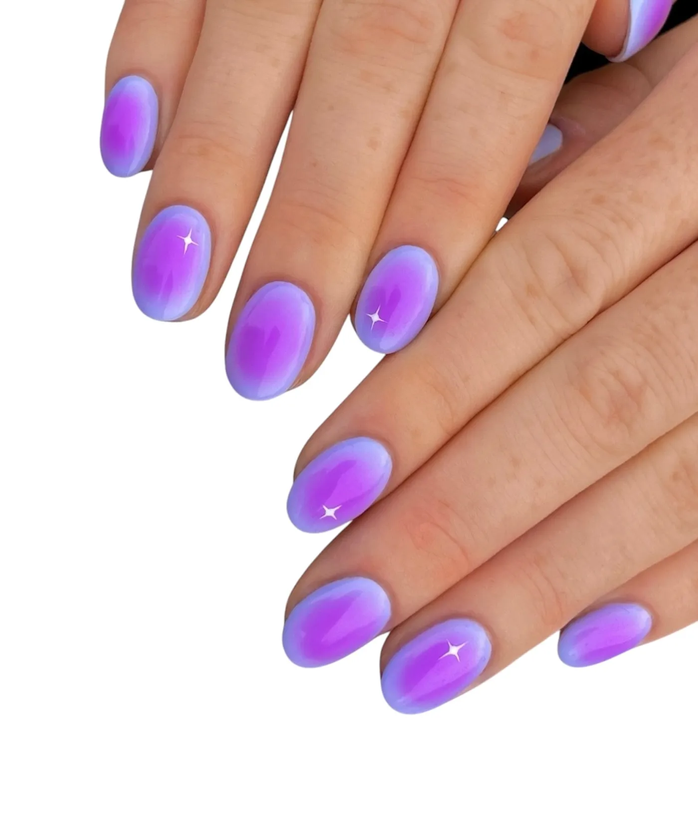 Aura gelish nohti – lila dimljeni efekt na ovalnih nohtih