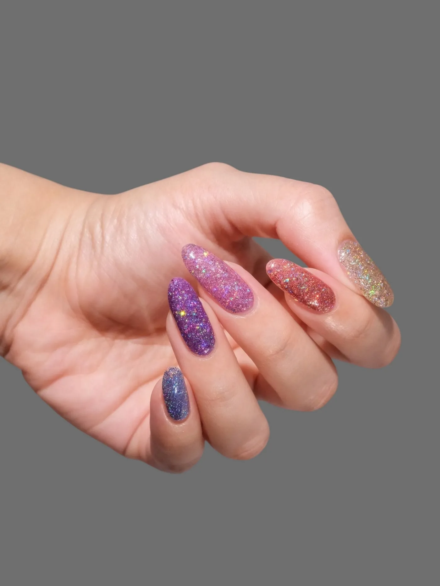 Gelish nohti z bleščicami: mavričen glitter efekt