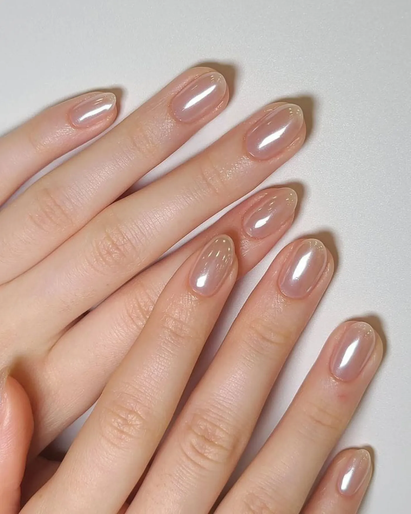 Gelish nohti s chrome efektom – zrcalni sijaj na naravnih nohtih
