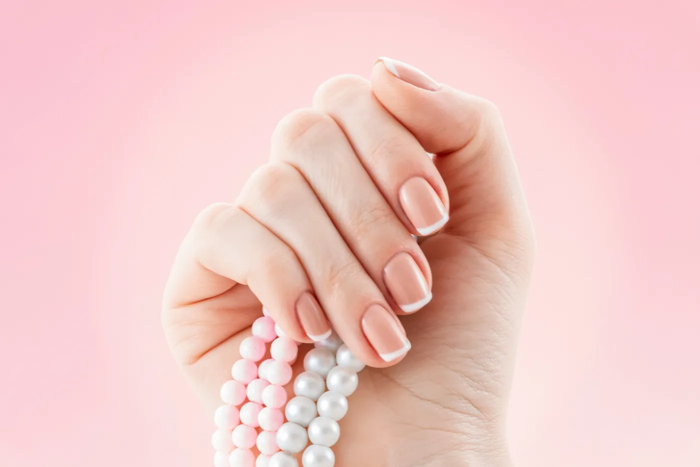 Minimalistični french gelish nohti: klasična bela konica na naravni bazi