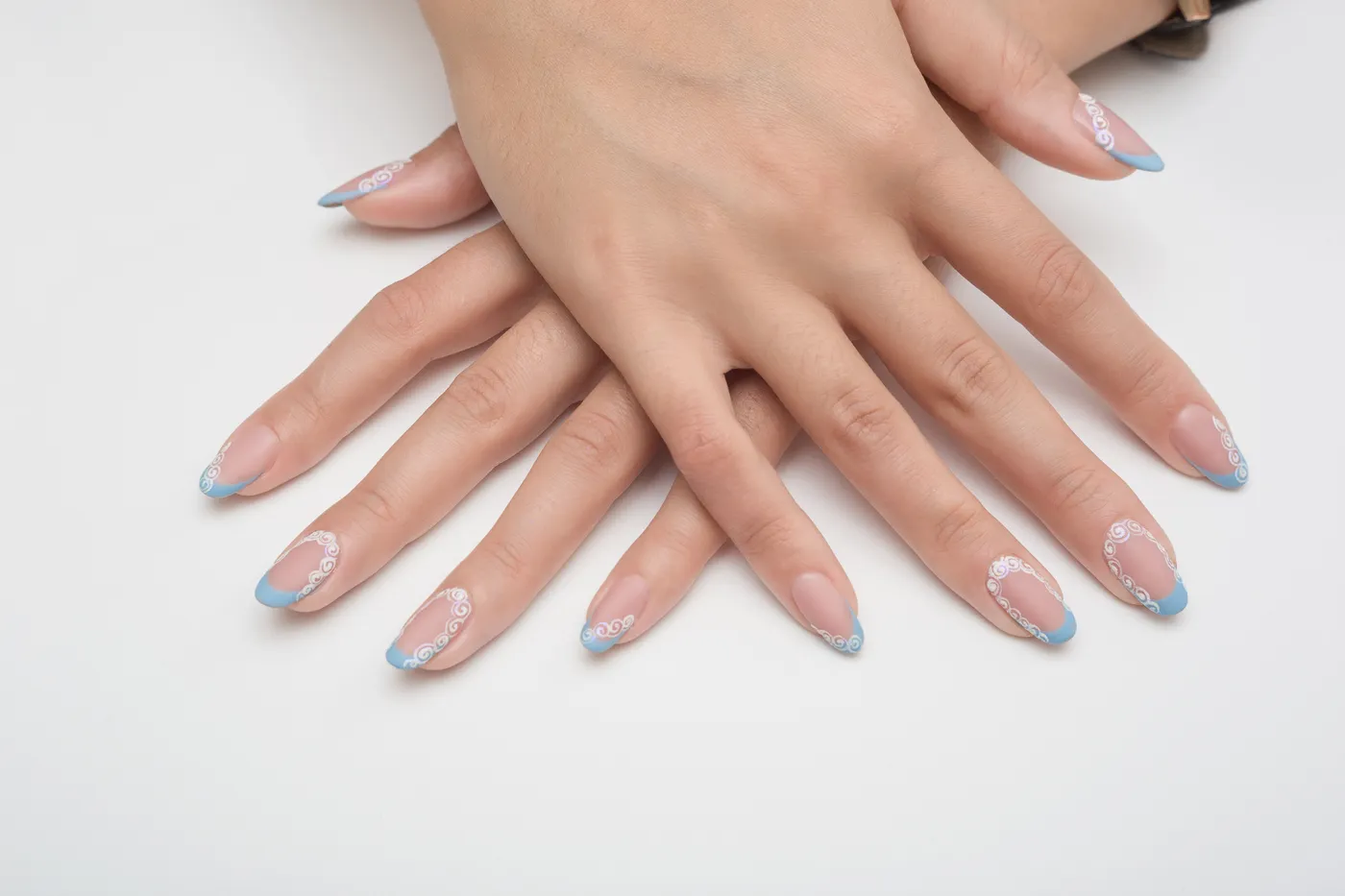 Negative space gelish dizajn – modri french konice z belimi vzorci