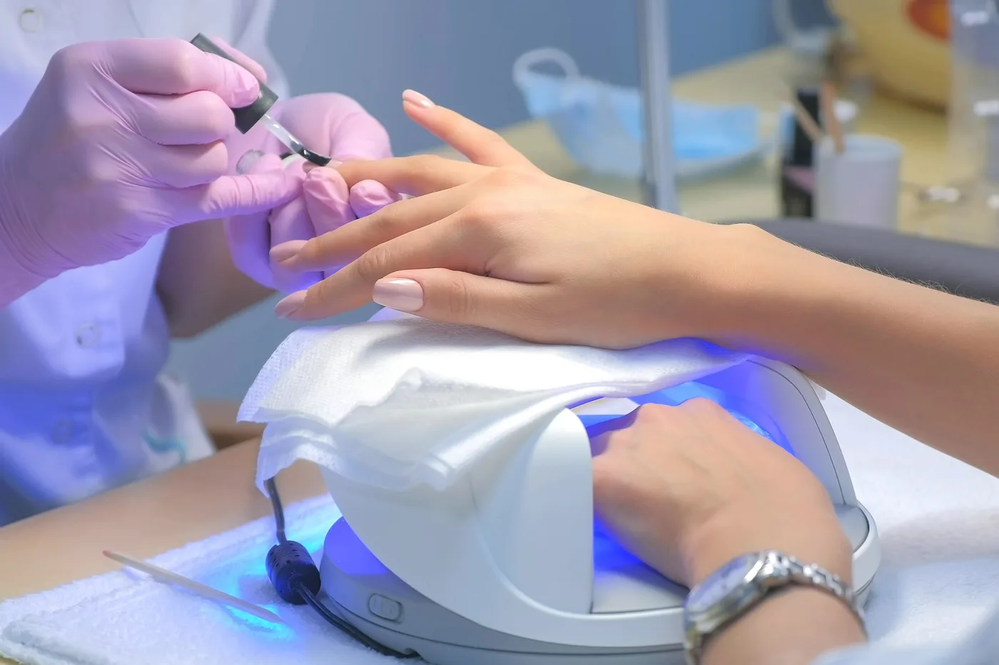 Nanos gelish laka na nohte, kozmetičarka lakira nohte pod UV lučjo