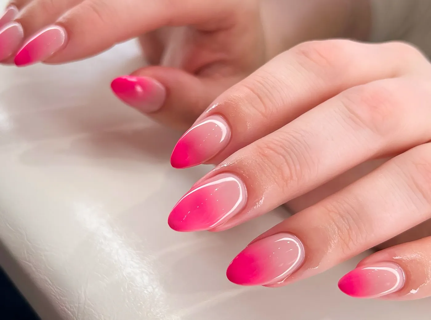 Ombré gelish nohti: roza prehod na mandljasti obliki