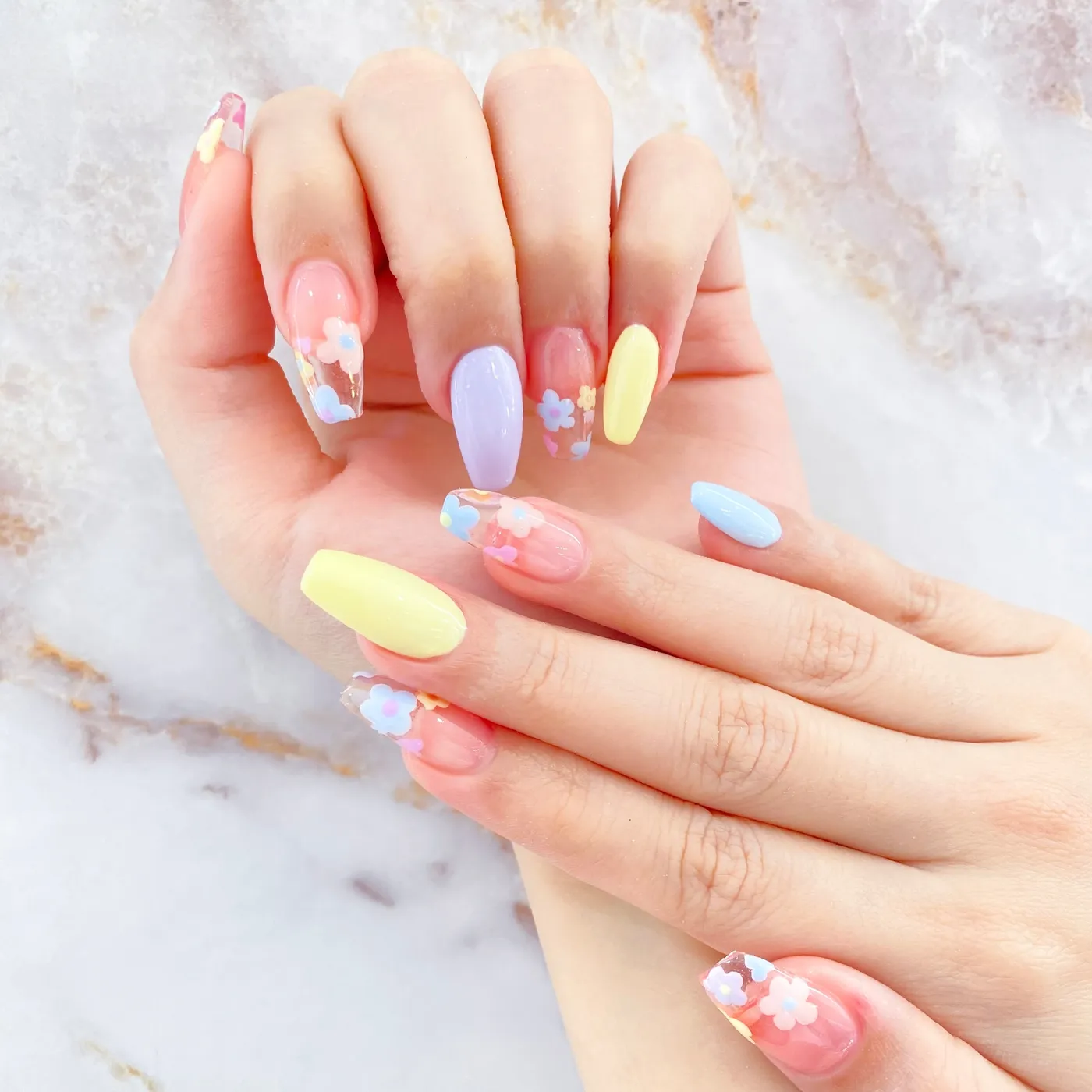 Ročno narisani cvetlični vzorci na gelish nohtih v pastelnih barvah